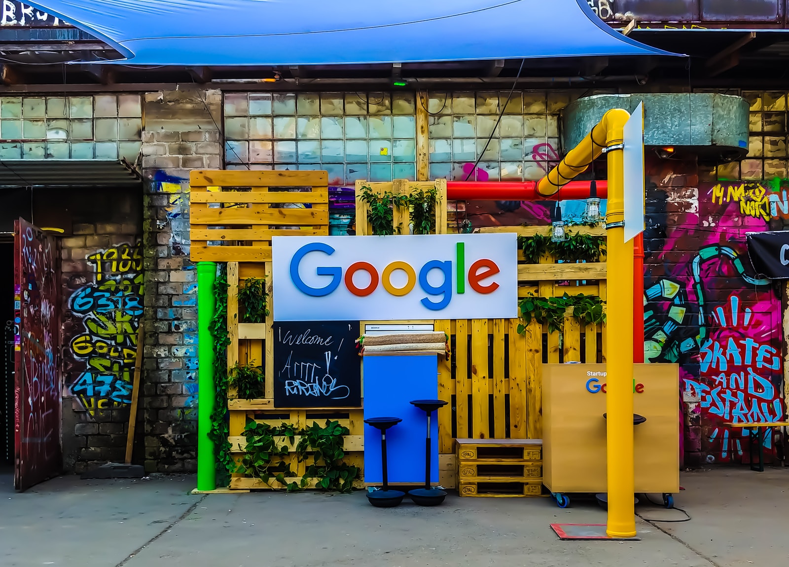 google logo beside student building near painted walls at daytime